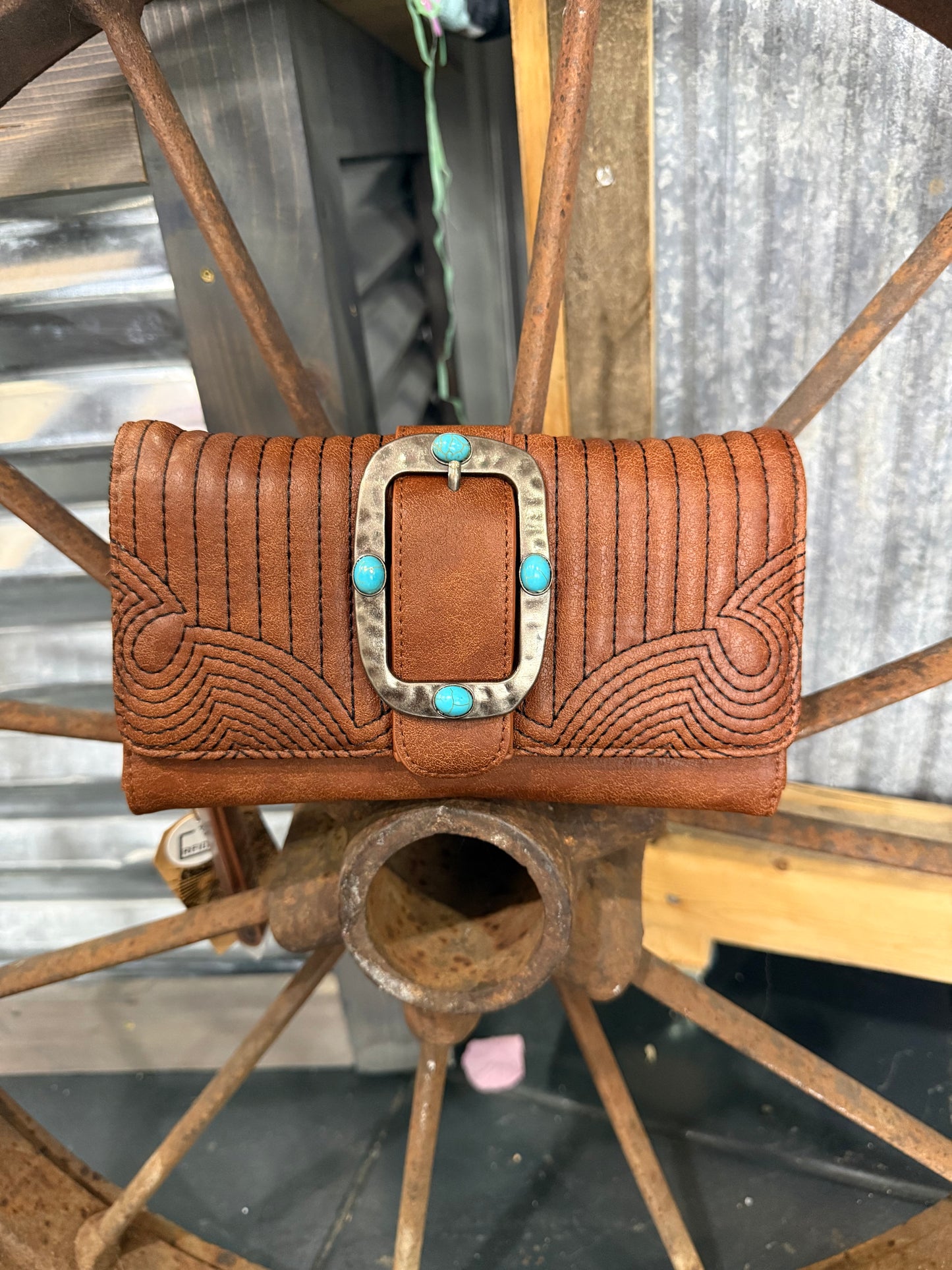 Clutch wristlet w/geometric quilting