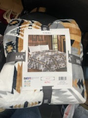 King Mia Throw Blankets