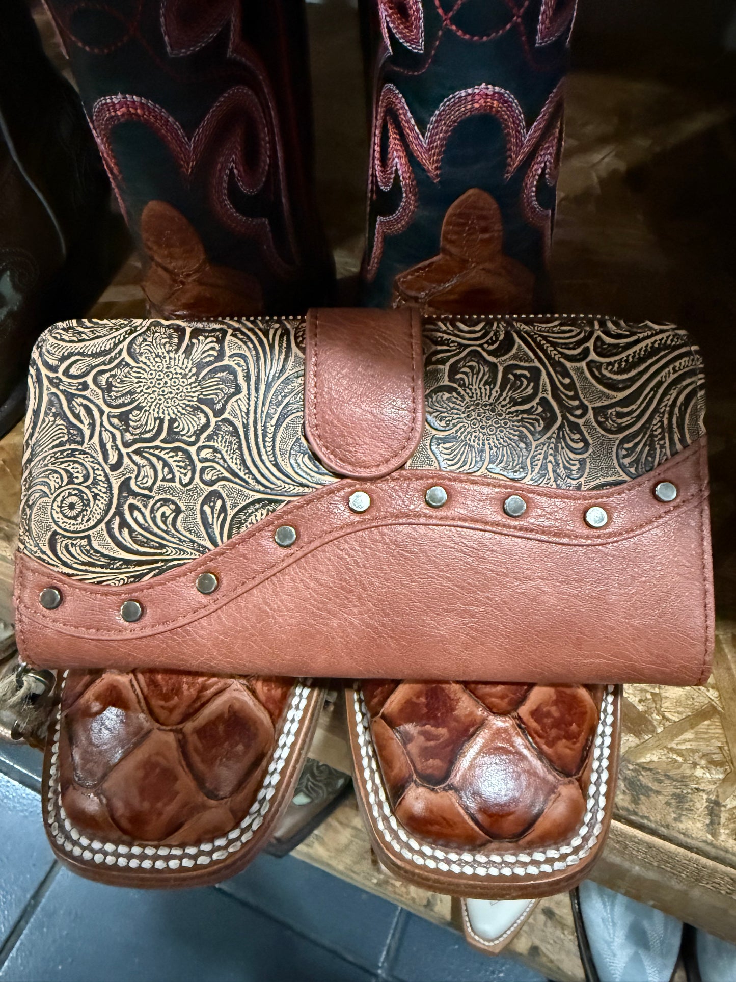 Wristlet w/tooled yoke