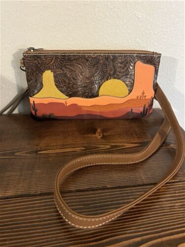 JUSTIN CROSSBODY DESERT